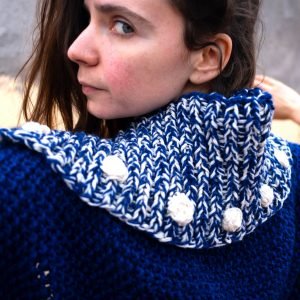 Capa tejida azul y blanco