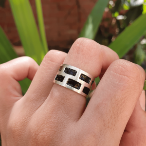 Anillo calado con resina