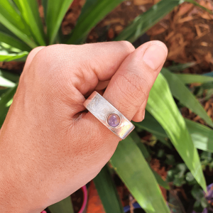 Anillo geométrico con amatista