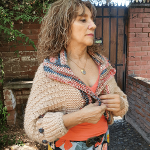 Capa beige, colores y botones rojos