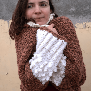 Capa café con blanco