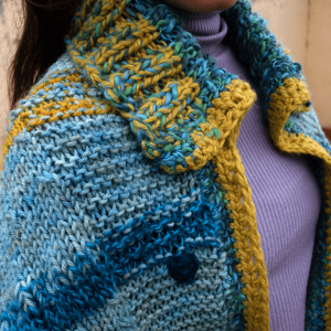 Capa calipso, cuello amarillo, pelotitas azules